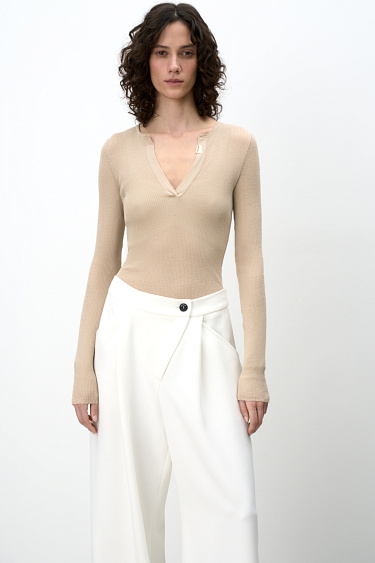 Лонгслив с V-образным вырезом