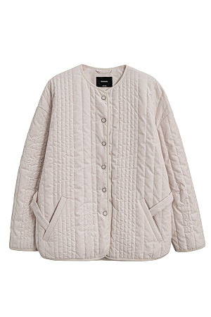 бежевый Стеганая куртка на синтепоне из нейлона. Модель с круглым вырезом горловины, спущенной линией плеч и карманами. Застежка на кнопки.<br />
Изделие можно использовать как второй слой под верхнюю одежду.