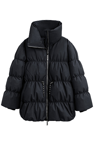 черный Стеганый объемный пуховик. Модель свободного силуэта, с воротником-стойкой, кулиской на талии и логотипом бренда на спине. Застежка на молнию. 