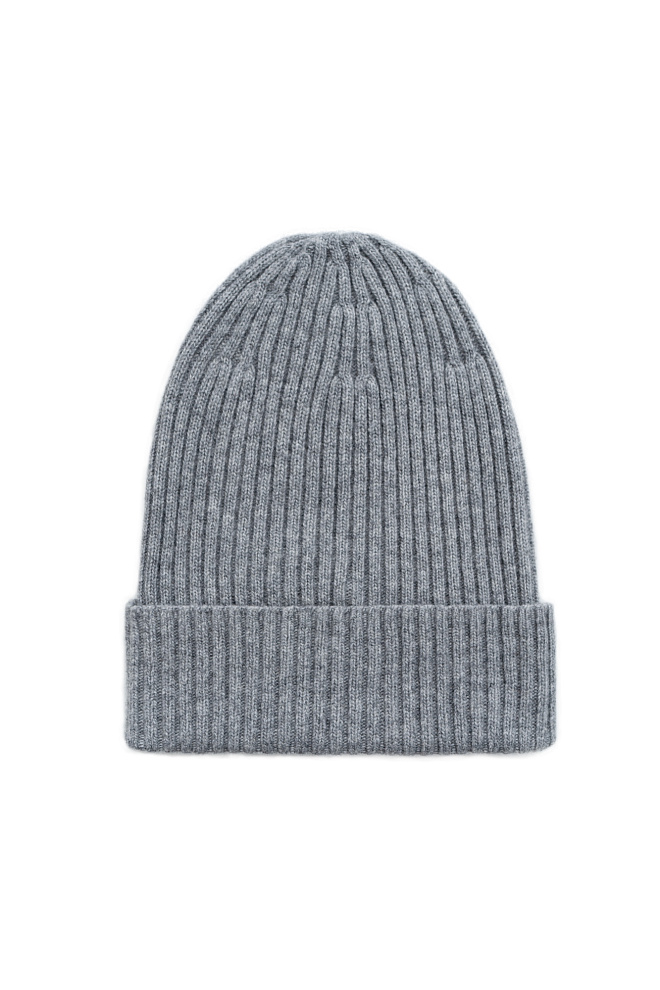 Объёмная цельновязаная шапка