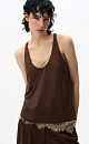 Топ из ткани с имитацией внешнего вида и свойств натуральной замши. Модель свободного силуэта на тонких бретельках и глубоким вырезом декольте.