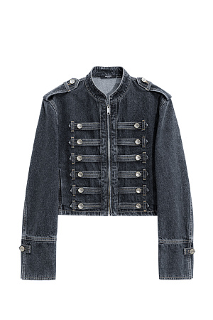 серый Джинсовый жакет-доломан в гусарском стиле, выполненный из 100% хлопка. Модель прямого силуэта с воротником стойкой, патами на плечах и манжетах рукавов. Изделие декорировано металлическими брендированными пуговицами и контрастной отстрочкой. Застежка на молнию.
