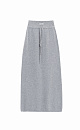 Трикотажная юбка длины макси из кашемира и шерсти. Модель по фигуре, с широким эластичным поясом в рубчик, дополненным кулиской и двумя накладными карманами сзади. Изделие декорировано вывязанным логотипом.