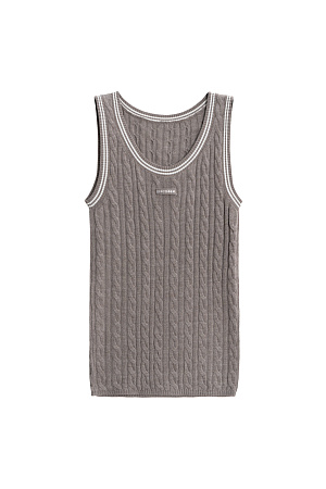 бежевый Трикотажная майка из шерсти. Модель свободного силуэта, без рукавов, на широких лямках, с круглым вырезом горловины и глубокой проймой. Изделие выполнено объемной вязкой косами и декорировано контрастным лампасом и логотипом бренда на груди.<br />
