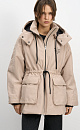 Парка на синтепоне. Модель свободного силуэта с регулируемой кулиской на талии, большими накладными карманами с клапанами, со спущенной линией плеч и воротником-стойкой. В комплекте к куртке идет дополнительный объемный воротник и капюшон. Застежка на молнию. Изделие выполнено на подкладке.