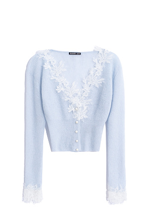 голубой Короткий трикотажный кардиган из тонкой шерсти мериноса экстрафайн и альпака экстрафайн. Модель по фигуре с глубоким V-образным вырезом. Изделие декорировано тонким кружевом. Застежка на маленькие жемчужные пуговицы. <br />
(Количесвто пуговиц зависит от размера изделия, 5 штук для S и M, 6 - для L).