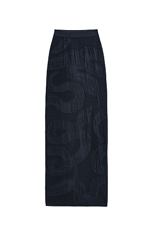 черный Трикотажная юбка длины макси из органического хлопка. Модель по фигуре, с широким эластичным поясом в рубчик и разрезом сзади. Изделие декорировано жаккардовым узором в виде змеи. Без подкладки.<br />
Органический хлопок - более экологичная и безопасная альтернатива обычному хлопку, выращенная без использования химикатов.