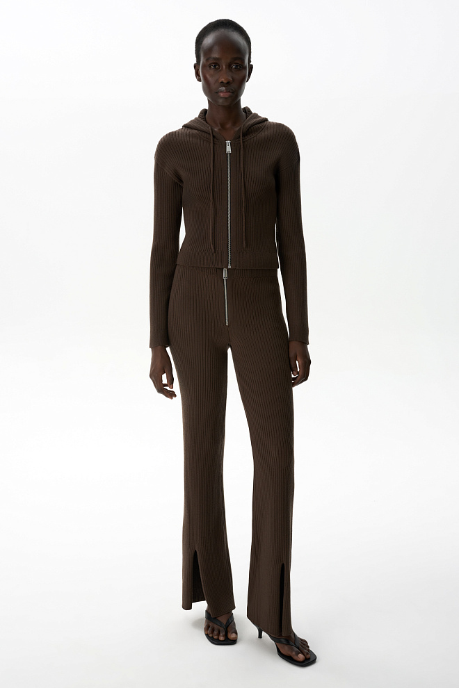 Трикотажные брюки в рубчик с разрезами спереди