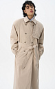 Двубортный длинный тренч прямого кроя. Модель с отложным воротником, декорированным металлической перемычкой, отлетной кокеткой, патами с пуговицами на манжетах, карманами и шлевками на талии для пояса.