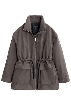 коричневый Парка на синтепоне. Модель свободного силуэта с регулируемой кулиской на талии, большими накладными карманами с клапанами, со спущенной линией плеч и воротником-стойкой. В комплекте к куртке идет дополнительный объемный воротник и капюшон. Застежка на молнию. Изделие выполнено на подкладке.