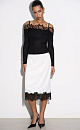 Юбка длины миди из атласной вискозы. Подол изделия декорирован тонким кружевом контрастного цвета. Застежка на потайную молнию.