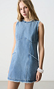 Джинсовое платье длины мини из 100% хлопка. Модель прямого кроя, без рукавов, с круглым вырезом горловины и двумя накладными карманами. Изделие с необработанным краем. Застежка на молнию сзади.
