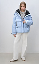 Пуховик с двумя нагрудными накладными карманами, воротником-стойкой и капюшоном. Застежка на молнию под планкой. Манжеты рукавов фиксируются липучкой. Низ изделия выполнен на регулируемой кулиске. 