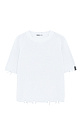 Трикотажная футболка из 100% хлопка. Модель свободного силуэта, со спущенной линией плеча, коротким рукавом и брендированным ярлыком на рукаве. Имитация необработанного края по низу изделия, на манжетах и воротнике. 