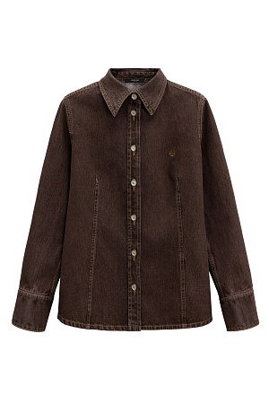 коричневый Джинсовая рубашка из 100% хлопка. Модель приталенного силуэта с классическим отложным воротником и длинными рукавами с манжетами на пуговицах. Застежка на пуговицы. Изделие декорировано вышитым логотипом бренда на груди.