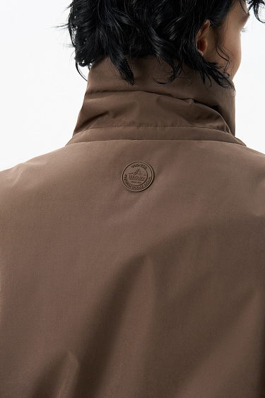 Короткий бомбер с воротником-стойкой