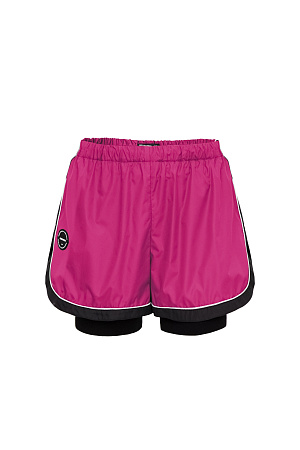 фуксия Укороченные шорты в спортивном стиле с карманами по бокам, белым кантом, широким лампасом и внутренними трикотажными шортами. Пояс с кулиской на эластичной ленте. Дополнить образ можно бомбером в том же стиле.