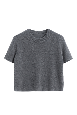 графит Трикотажная футболка из пуха лисы. Модель свободного силуэта, с коротким рукавом и круглым вырезом горловины. Края изделия выполнены в рубчик. Дополнить образ можно юбкой.