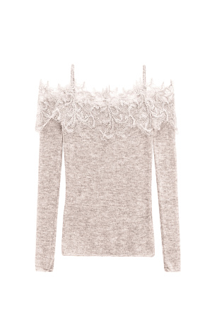 бежевый Трикотажный лонгслив из шерсти мериноса экстрафайн и альпака суперфайн. Модель по фигуре на тонких бретелях с длинными рукавами и открытой линией плеч. Декольте декорировано кружевом.