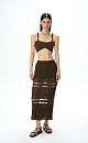 Трикотажная юбка длины макси. Модель приталенного силуэта, выполненная сложным ажурным переплетением с протяжками. 