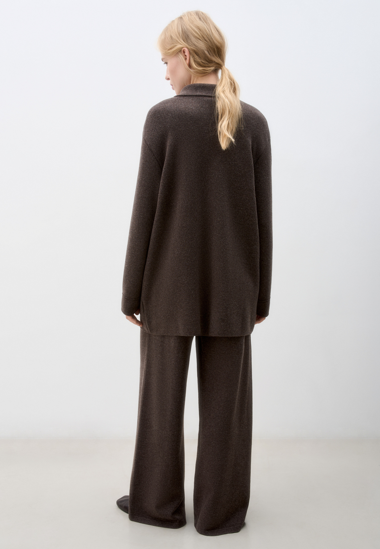 Трикотажный двубортный жакет из смесовой шерсти с добавлением кашемира. Модель прямого кроя, с прямоугольными лацканами и накладными карманами с клапанами спереди. Изделие без подкладки.