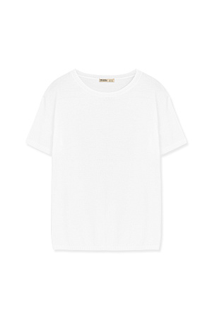 белый Трикотажная футболка из поливискозы. Модель свободного силуэта со спущенной линией плеча и круглым вырезом горловины. Манжеты рукавов, горловина и низ изделия выполнены в рубчик.