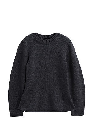 графит Трикотажный джемпер из шерсти мериноса экстрафайн с люрексом. Модель приталенного силуэта с объемными рукавами и круглым вырезом горловины.