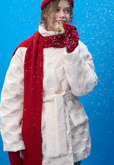 Пуховик на запах с брендированным тиснением