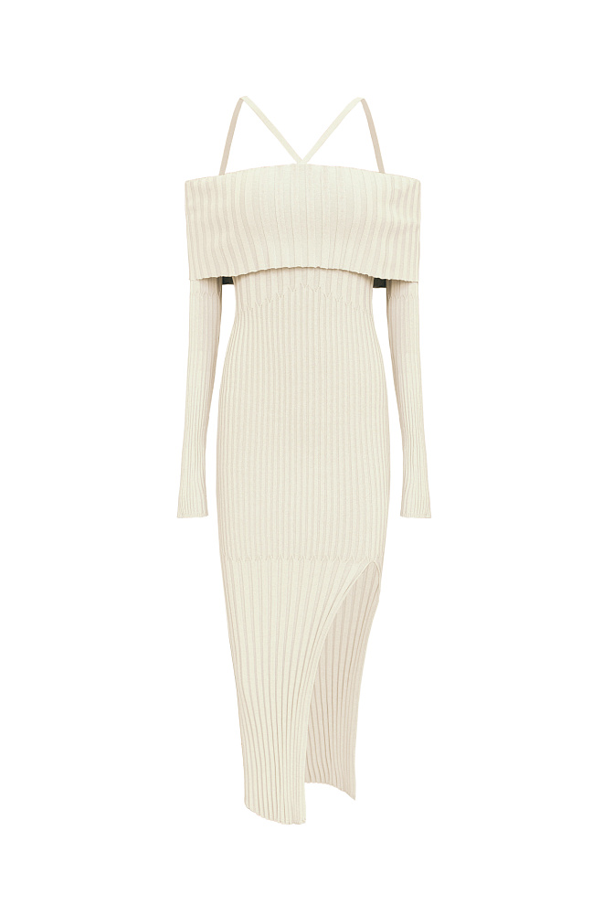 Платье с открытыми плечами и разрезом