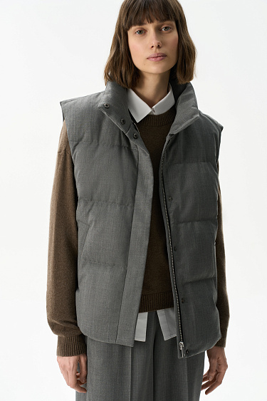 Жилет на пуху с воротником-стойкой