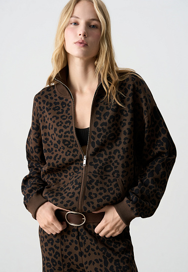 Бомбер с анималистичным принтом