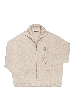 бежевый Трикотажный бомбер в спортивном стиле. Модель свободного силуэта со спущенной линией плеча и боковыми карманами. Вышивка логотипа бренда на груди. Застежка на молнию.