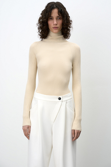 Цельновязаная водолазка в рубчик