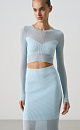 Трикотажный кроп-топ из тонкого хлопка с добавлением вискозы. Модель приталенного силуэта, с длинными рукавами и круглым вырезом горловины. Изделие выполнено в комбинированной вязке, сочетая полупрозрачную и более плотную текстуры, создавая акцент на лифе. 