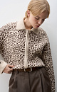 Бомбер с жаккардовым анималистическим дизайном. Модель свободного силуэта с застежкой на молнию. Дополнить образ можно юбкой в таком же стиле.