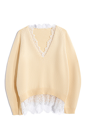 желтый Трикотажный джемпер из 100% хлопка. Модель свободного силуэта с рукавом реглан и V-образным вырезом. Вырез и низ изделия декорированы кружевом контрастного цвета.