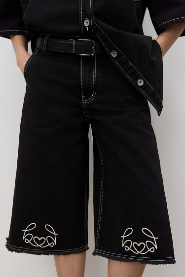 Джинсовые шорты-бермуды с вышивкой