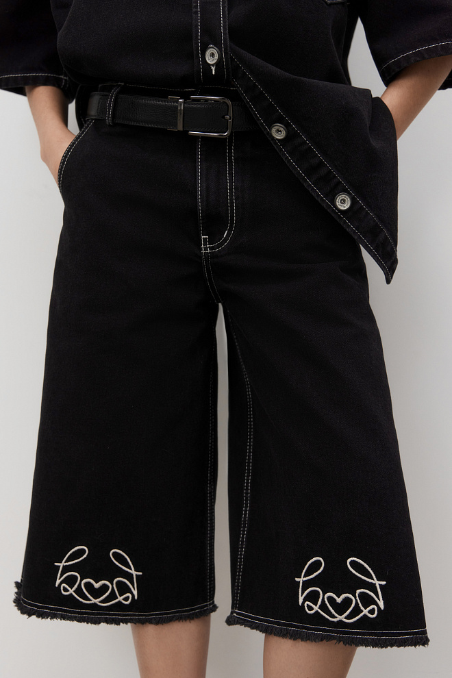 Джинсовые шорты-бермуды с вышивкой