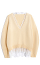Трикотажный джемпер из 100% хлопка. Модель свободного силуэта с рукавом реглан и V-образным вырезом. Вырез и низ изделия декорированы кружевом контрастного цвета.
