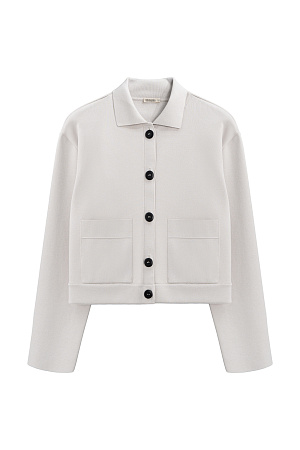 бежевый Укороченный трикотажный жакет из вискозы. Модель с отложным воротником и накладными карманам. Застежка на пуговицы. Изделие выполнено без подкладки.