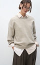 Трикотажный джемпер из шерсти яка с добавлением шерсти мериноса экстрафайн. Модель свободного силуэта, с вывязанной круглой горловиной и рукавом реглан с декоративными сбавками. Низ изделия и манжеты рукавов выполнены в рубчик.