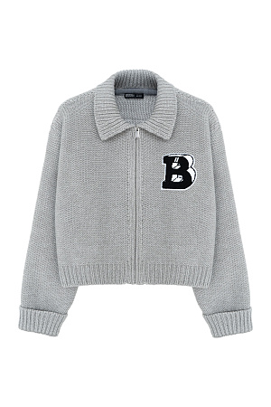 серый Трикотажный бомбер из шерсти альпака. Модель свободного силуэта со спущенным плечом и жаккардовым узором в виде буквы "B". Края изделия в рубчик.