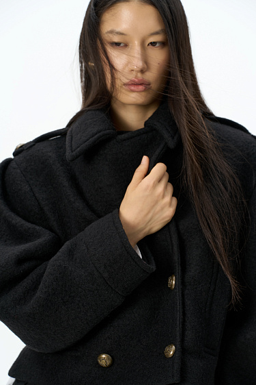Короткое двубортное пальто