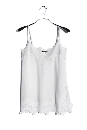белый Топ из атласной вискозы, декорированный кружевом. Модель свободного силуэта на тонких бретельках.