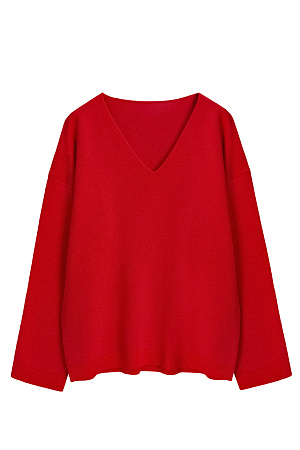 красный Трикотажный джемпер из шерсти с добавлением кашемира. Модель свободного силуэта со спущенной линией плеч и V-образным вырезом горловины. Манжеты рукавов и низ изделия выполнены в рубчик.