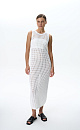 Трикотажный сарафан из хлопка с добавлением эластана, выполненный ажурной вязкой. Модель прямого силуэта, без рукавов, с глубокой проймой и круглым вырезом горловины.