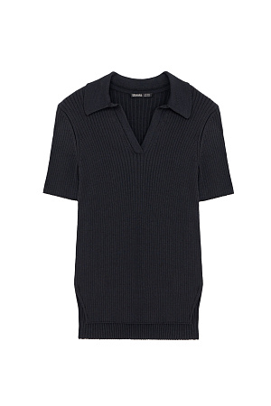 черный Трикотажная футболка в широкий рубчик с удлиненной спинкой и боковыми разрезами. Модель с отложным воротником и V-образным вырезом. 