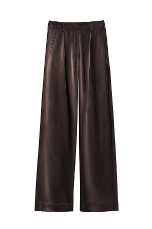 коричневый Атласные брюки из 100% вискозы. Модель прямого кроя со шлевками на поясе для ремня, карманами и застежкой на молнию, брючный крючок и пуговицу.