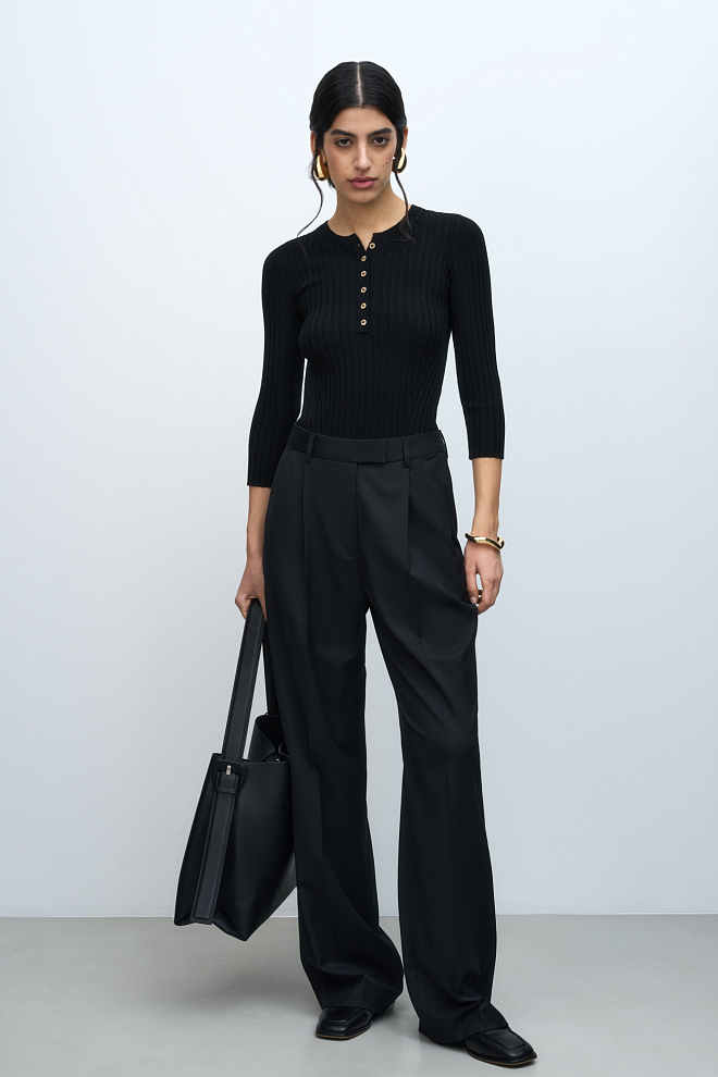 Топ в широкий рубчик с V-образным вырезом