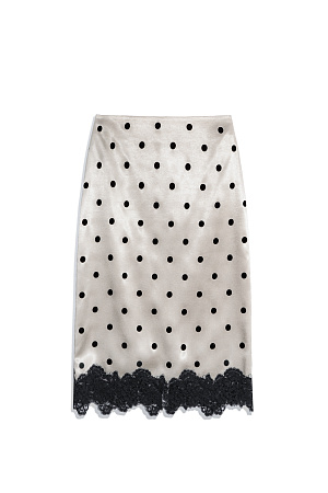 молочный Атласная юбка в горох длины миди. Модель по фигуре с застежкой на&nbsp;&nbsp;потайную молнию. Подол изделия декорирован кружевом.